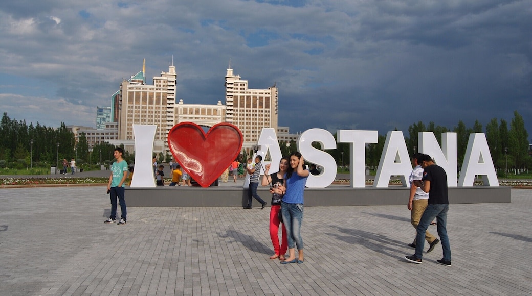 I <3 Astana
An excellent new instalment on Nurzhol Bulvar just in front of the Khan Shatyr entertainment centre. I can't wait to see it lit up at night!