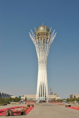 Une haute tour surmontée d’une sphère et dotée d’une structure en treillis blanc.