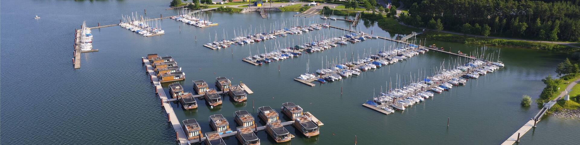 Aerial view, in front Floating Village at the Brombachsee, behind it sailing harbour, marina, behind left Ramsberg at the Brombachsee, district of Markt Pleinfeld, Franconian Lake District, Middle Franconia, Franconia, Bavaria, Germany