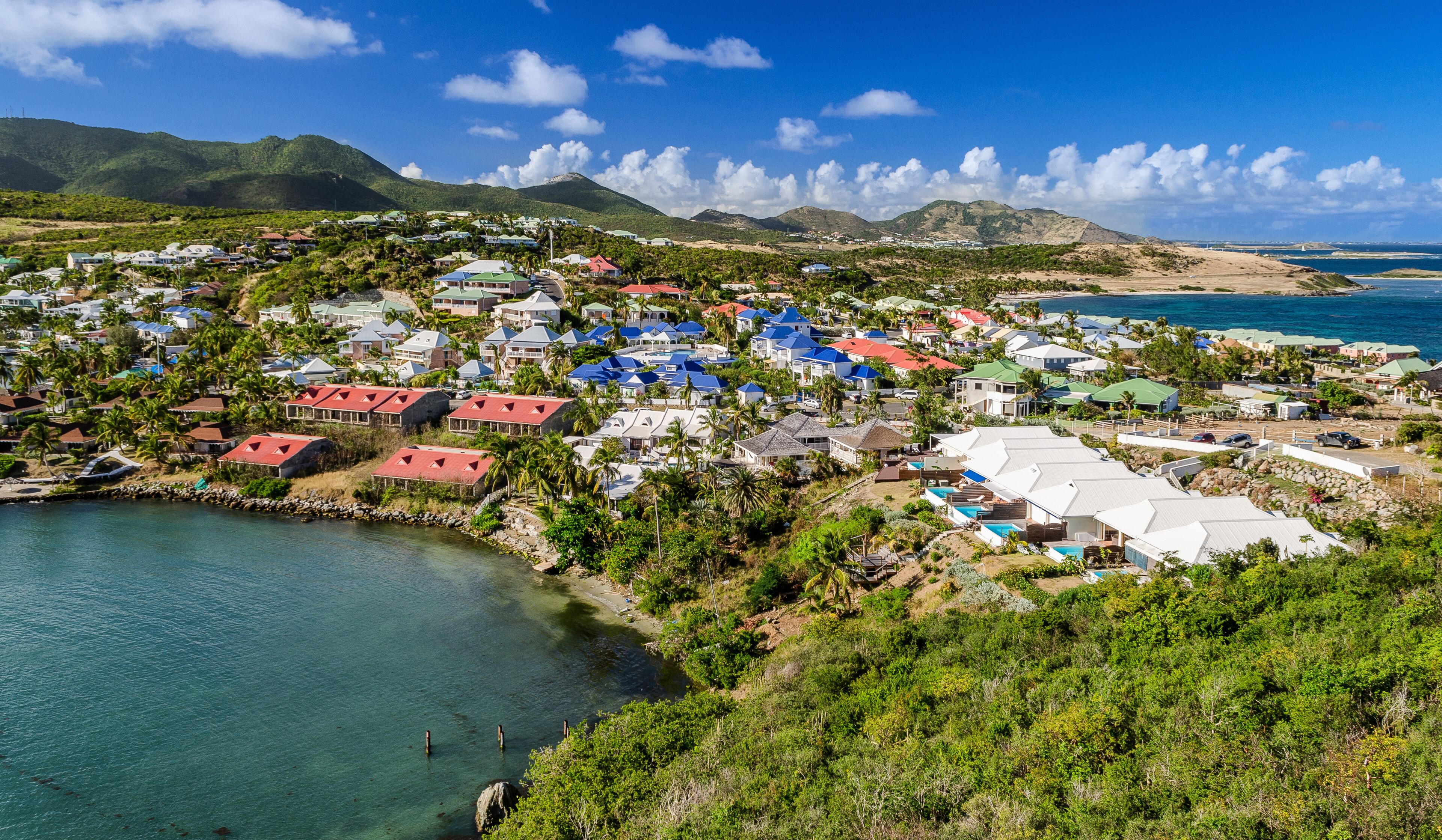 Vue sur des maisons du quartier d'Oyster Pond à Saint-Martin