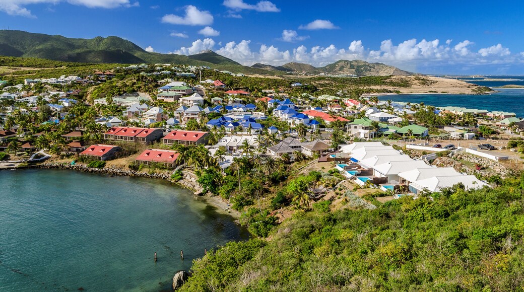 Vue sur des maisons du quartier d'Oyster Pond à Saint-Martin
