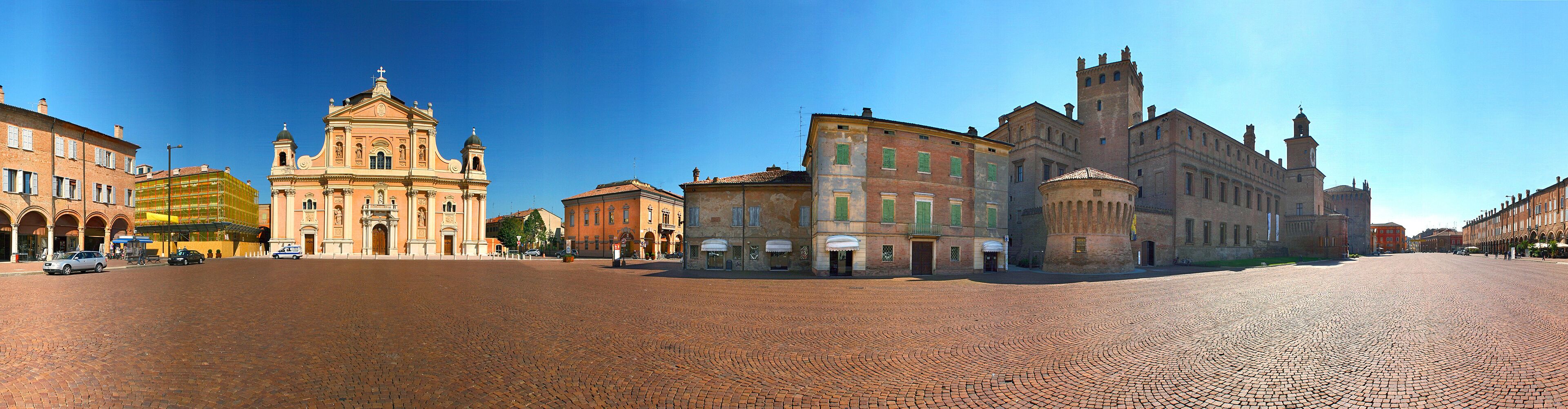 Carpi, piazza dei Martiri, castello e duomo a 360°