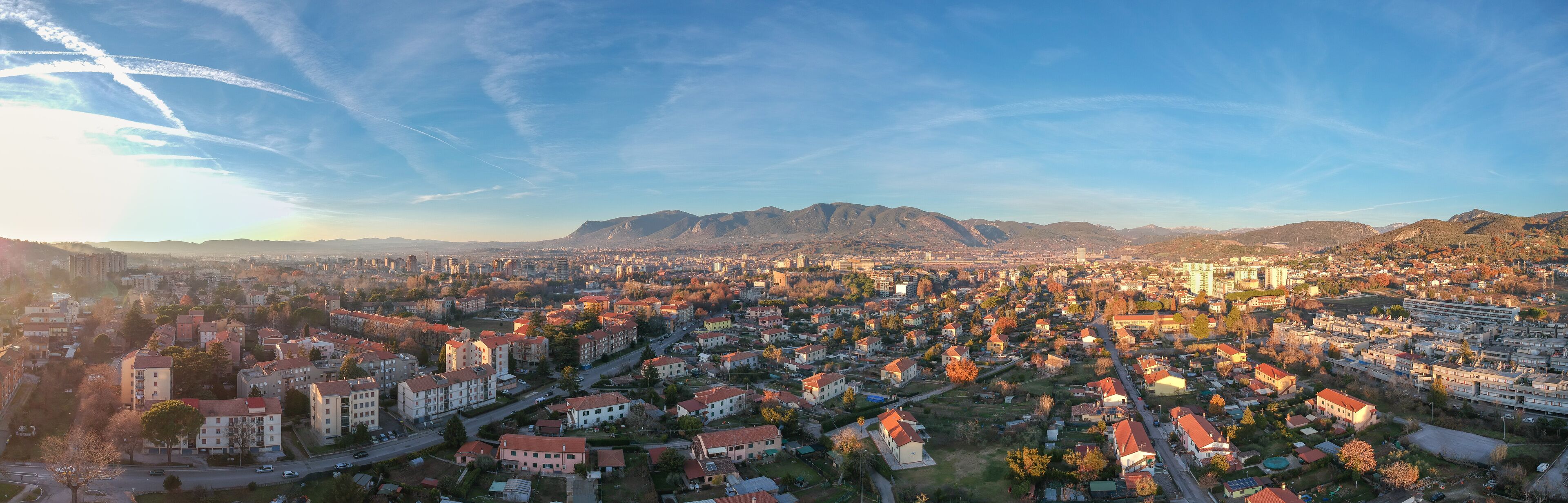 Vista panorámica de una ciudad con montañas al fondo.