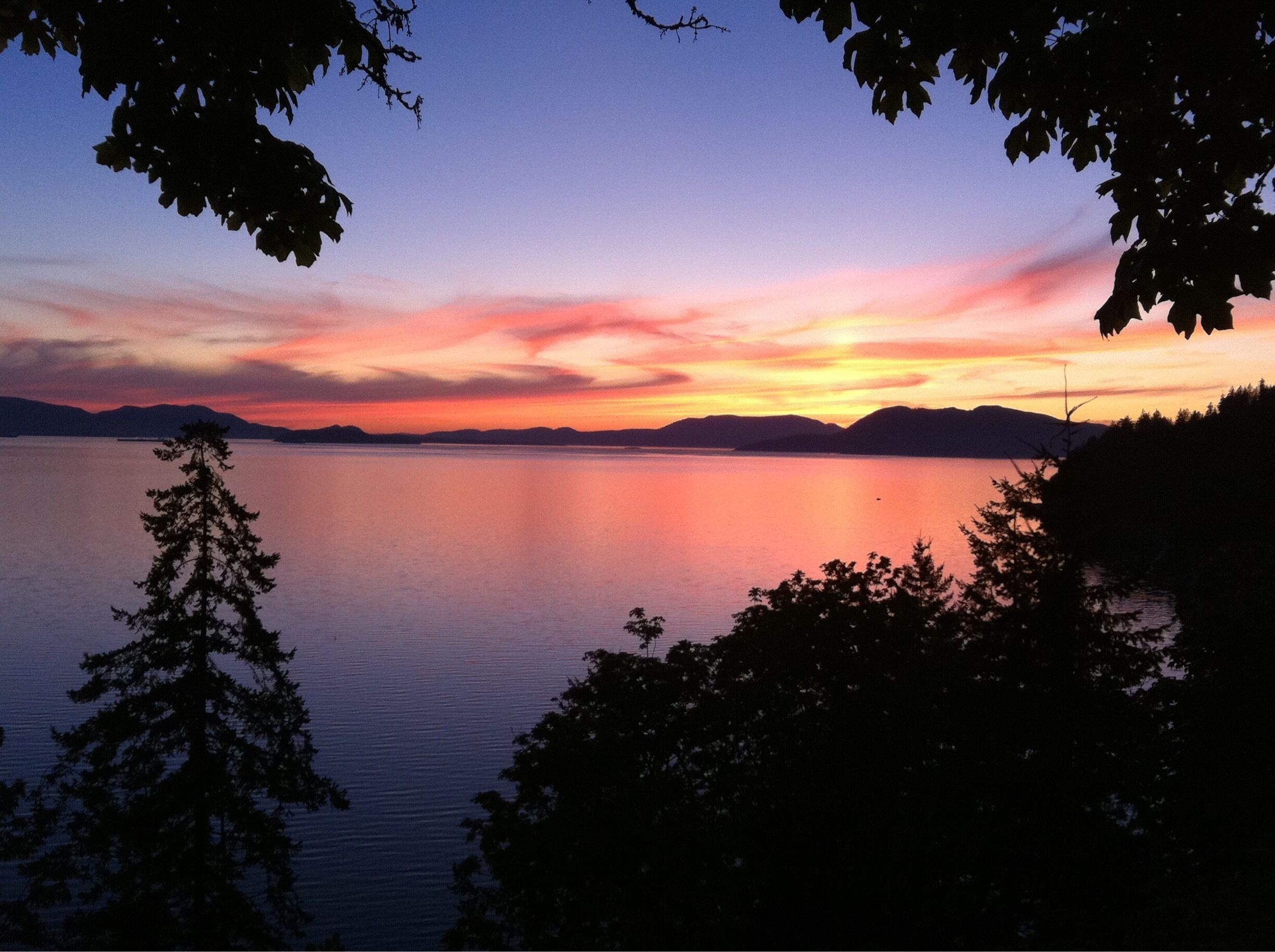 Another picture taken along the cascade Loop. This is in Bow, Washington along Chuckanut drive. Beautiful sunset we saw over the San Juan Islands. 