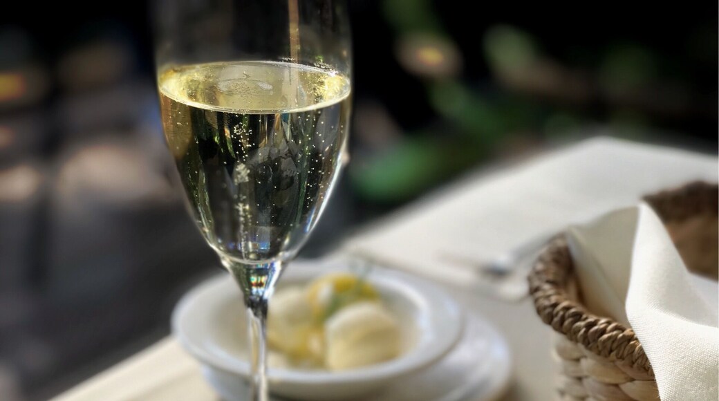 Oysters and bubbly! :)
If you don't already know, WA state is where most of the best oysters come from in U.S., and this restaurant is one of my favorite places for oysters as well as other seafood...