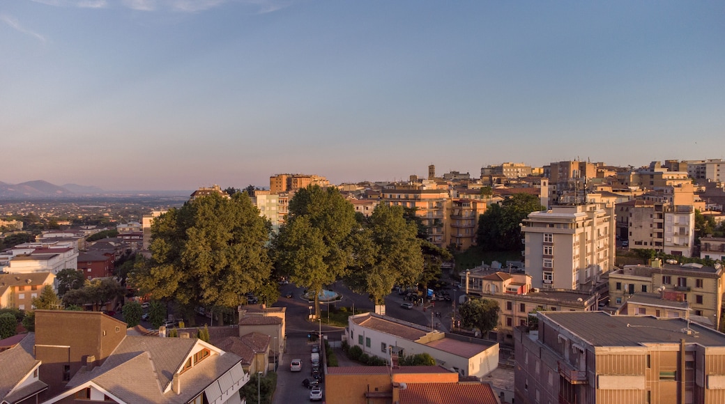 Veduta aerea della città di Velletri, in provincia di Roma. In lontananza si può notare il mare e il promontorio del Circeo.