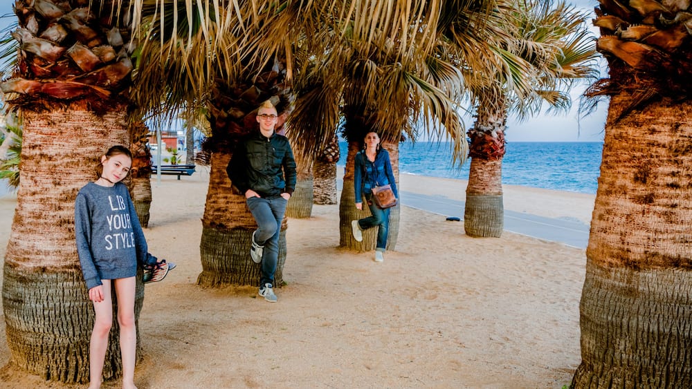 En famille sur la plage de Pineda de Mar en Espagne