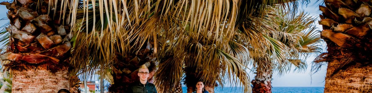 En famille sur la plage de Pineda de Mar en Espagne