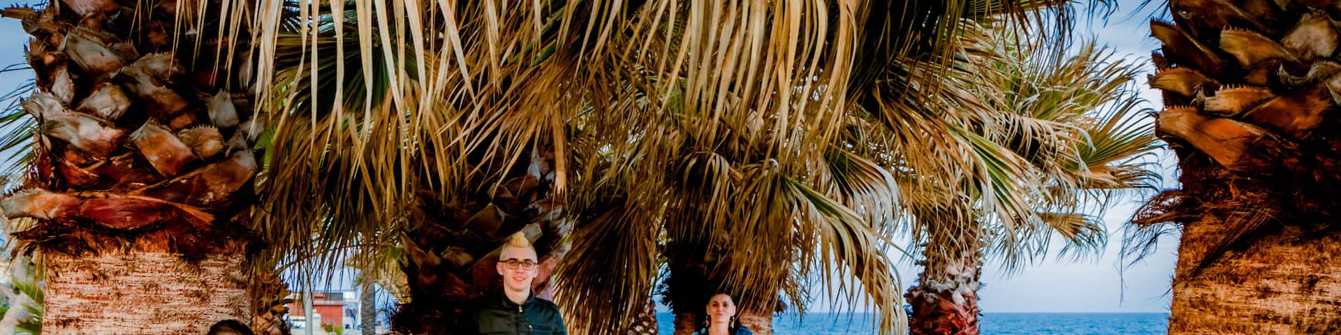 En famille sur la plage de Pineda de Mar en Espagne