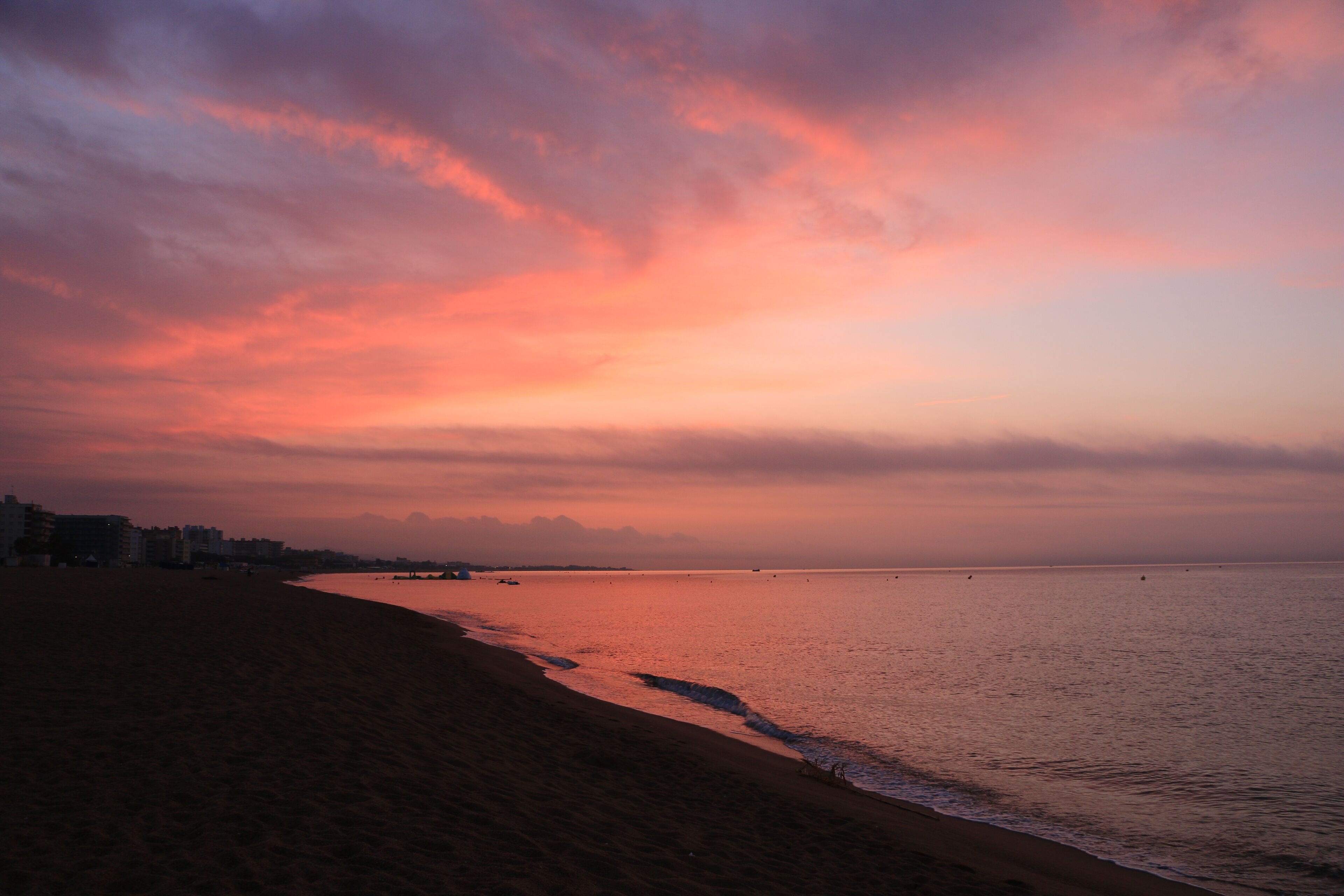 Playa al amanecer en Santa Susana