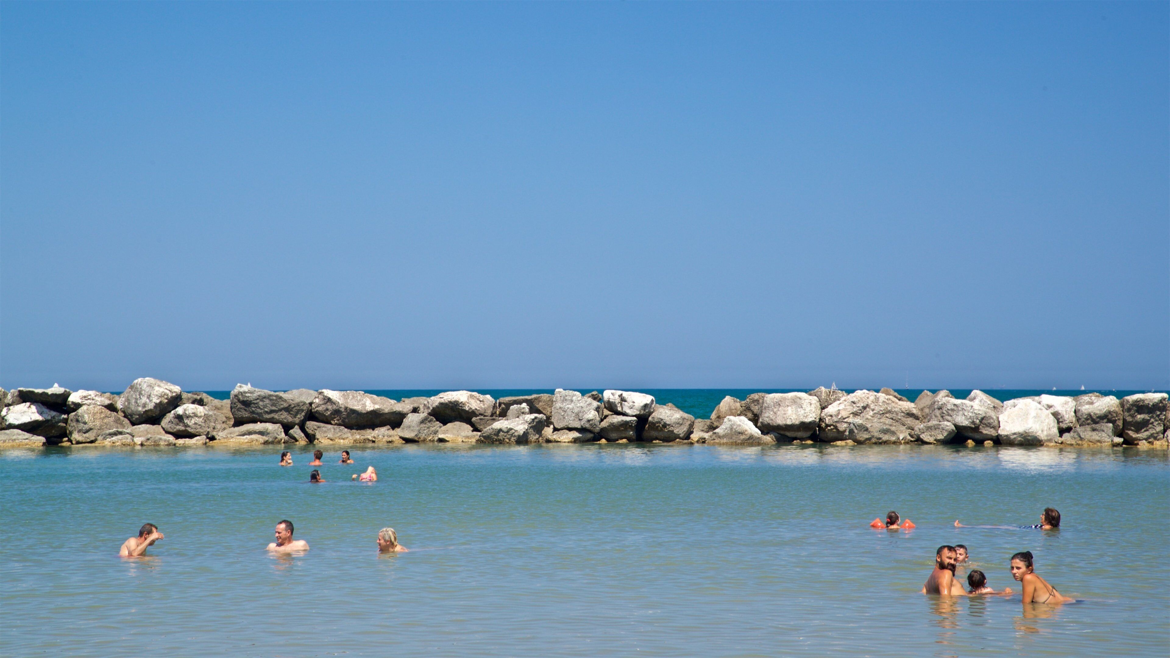 Viserbella som visar en strand, bad och kustutsikter