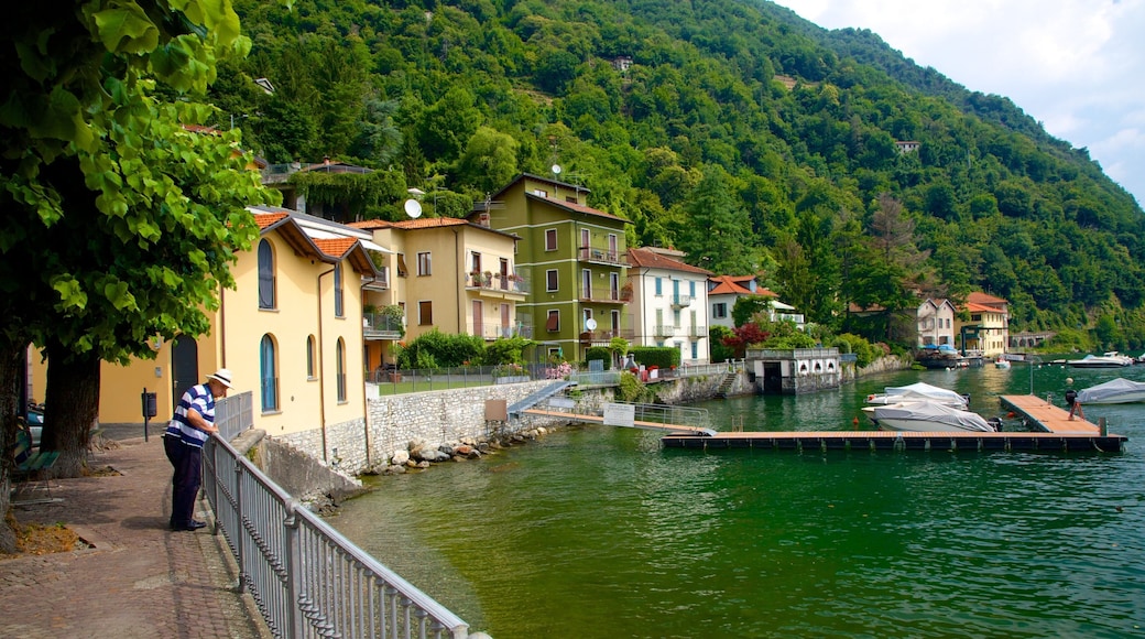 Argegno fasiliteter samt kystby, hus og marina