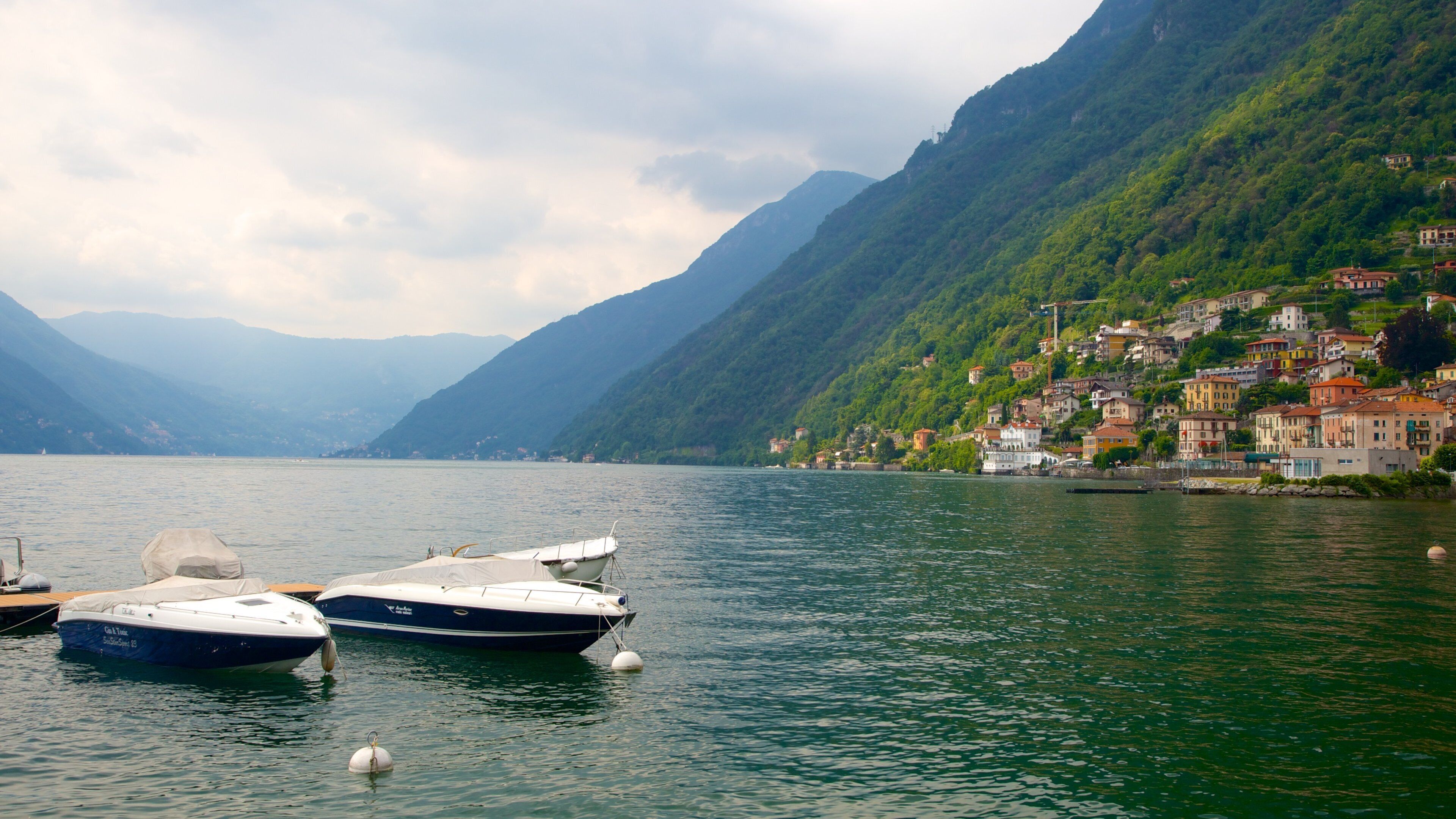 Argegno mostrando baia e porto, vista della costa e località costiera