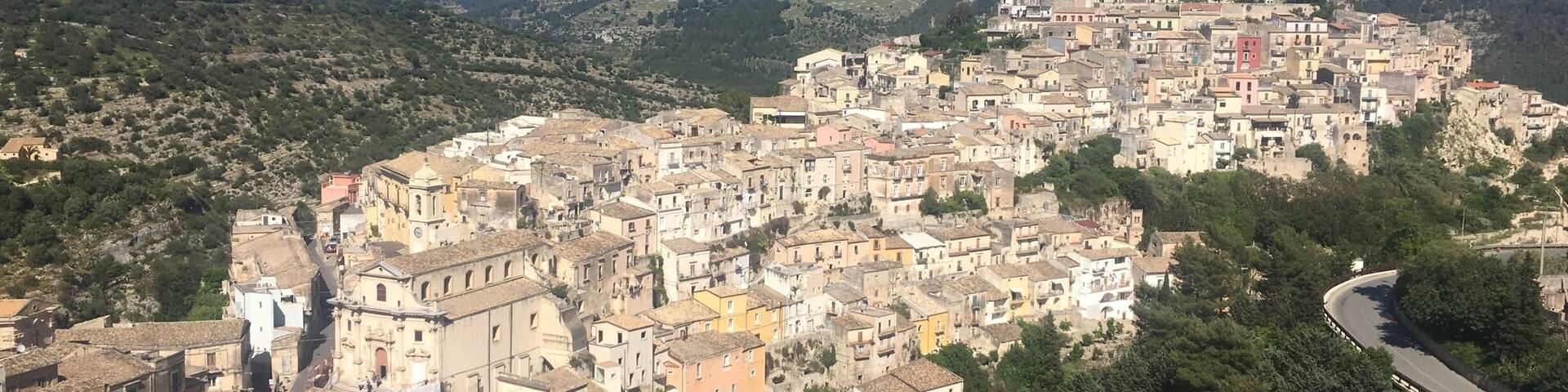 That’s the old town of Ragusa Iblea seen from Santa Maria delle Scale. The old town was rebuilt by nobles after the earthquake in 1693 cos they didn’t want to leave their own buildings and move in the new town of Ragusa. UNESCO heritage also this old town
