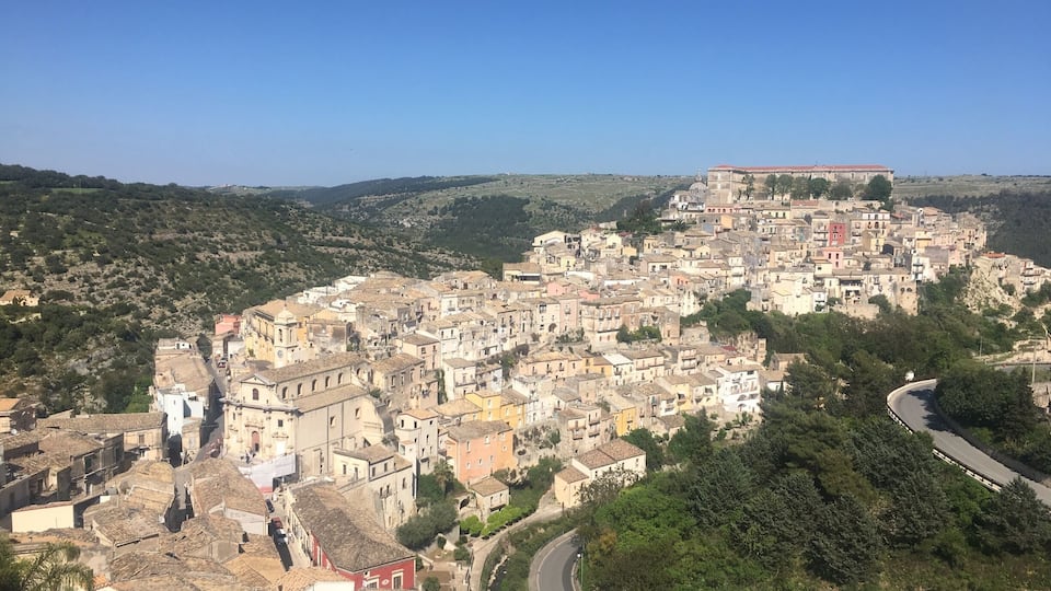 That’s the old town of Ragusa Iblea seen from Santa Maria delle Scale. The old town was rebuilt by nobles after the earthquake in 1693 cos they didn’t want to leave their own buildings and move in the new town of Ragusa. UNESCO heritage also this old town