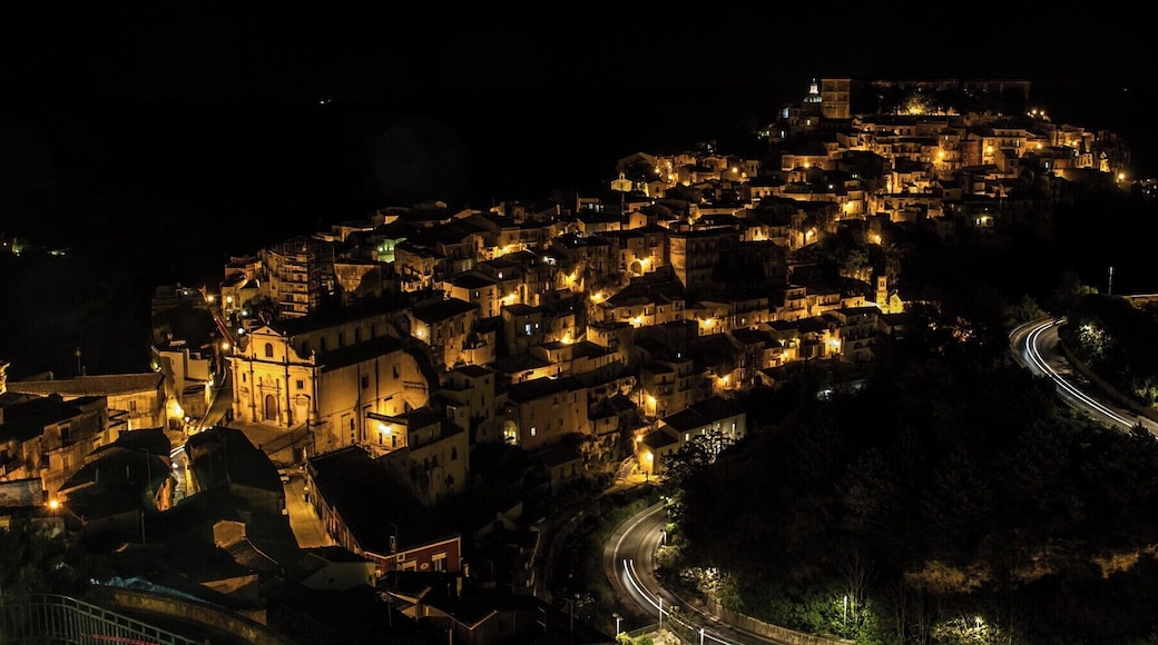 We were on a tour of locations from the Inspector Montalbano TV Series. Ragusa was a southern Sicilian location we chose to visit and stay at overnight.
Perched on a hill with deep valleys on three sides separating it from the adjacent plateau, it makes for a beautiful location which can be seen entirely from the upper town.