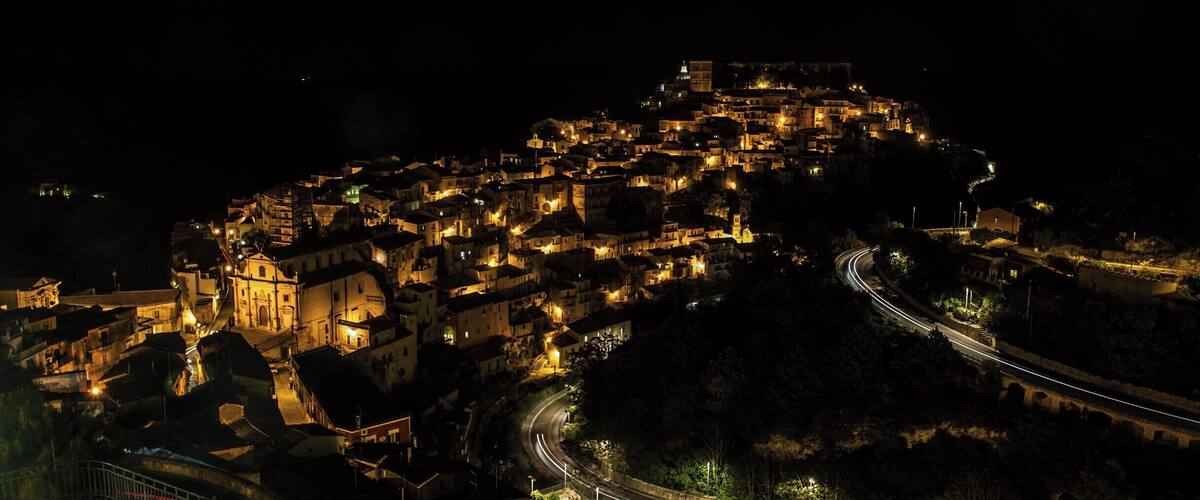 We were on a tour of locations from the Inspector Montalbano TV Series. Ragusa was a southern Sicilian location we chose to visit and stay at overnight.
Perched on a hill with deep valleys on three sides separating it from the adjacent plateau, it makes for a beautiful location which can be seen entirely from the upper town.