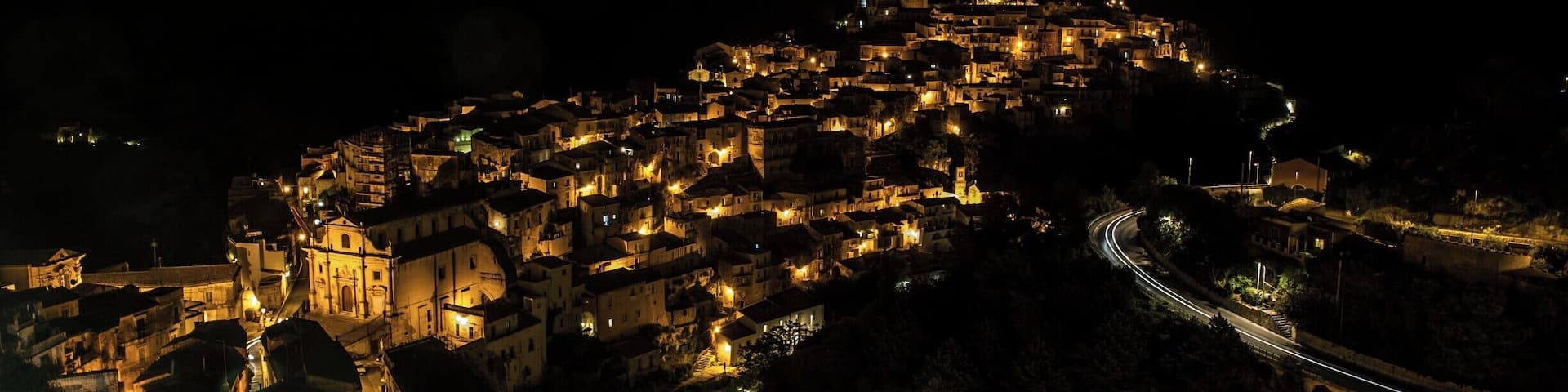 We were on a tour of locations from the Inspector Montalbano TV Series. Ragusa was a southern Sicilian location we chose to visit and stay at overnight.
Perched on a hill with deep valleys on three sides separating it from the adjacent plateau, it makes for a beautiful location which can be seen entirely from the upper town.
