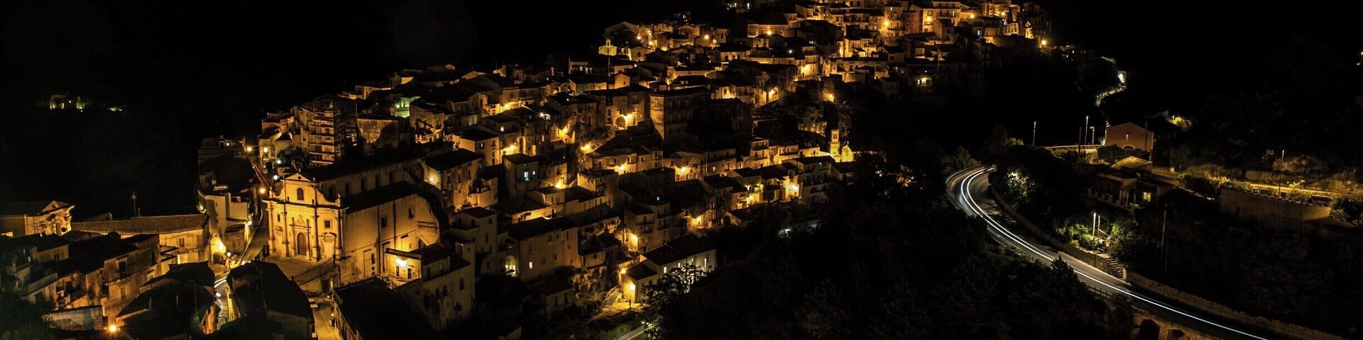 We were on a tour of locations from the Inspector Montalbano TV Series. Ragusa was a southern Sicilian location we chose to visit and stay at overnight.
Perched on a hill with deep valleys on three sides separating it from the adjacent plateau, it makes for a beautiful location which can be seen entirely from the upper town.