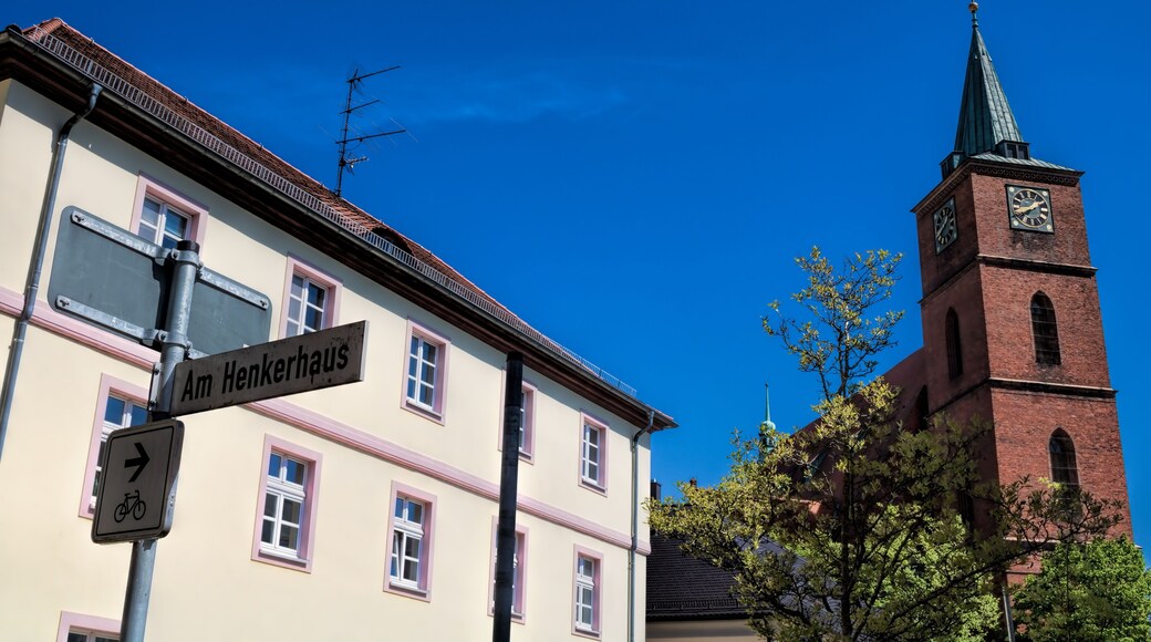 stadtpfarrkirche st. marien und straßenschild am henkerhaus in bernau bei berlin, deutschland