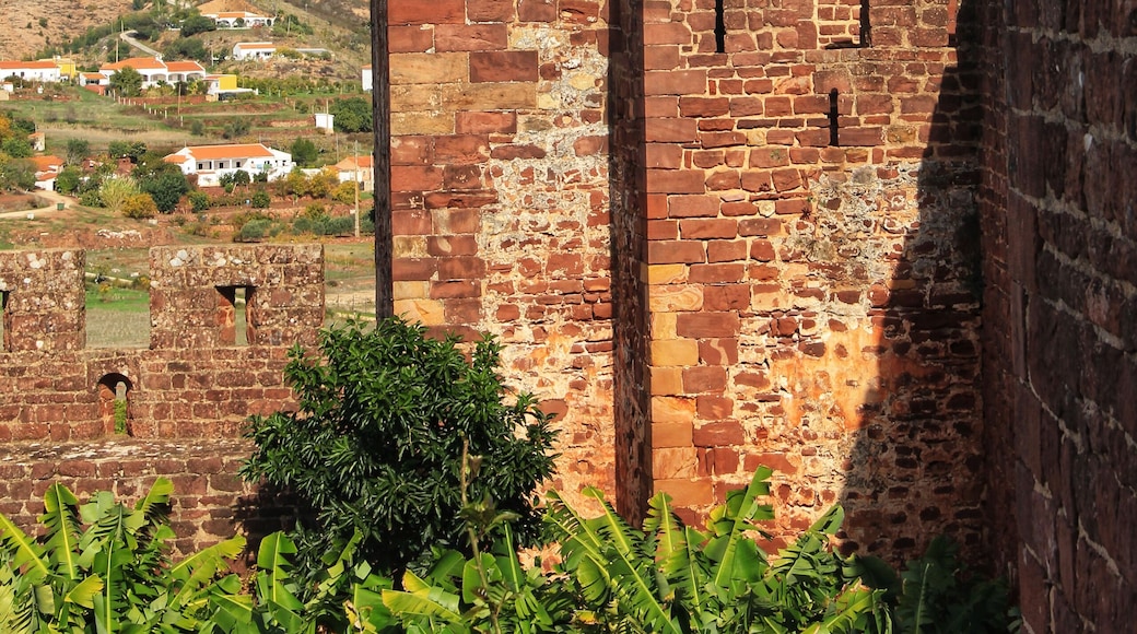 Silves Castle is one of the best preserved Moorish fortifications in Portugal.
Although it's not one of the most spectacular castles you'll ever visit, or is it blessed with the most scenic backdrop, it makes for quite an interesting excursion from #Faro - especially if the sun is shining ☀️