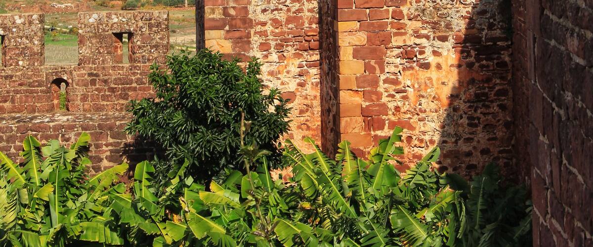Silves Castle is one of the best preserved Moorish fortifications in Portugal.
Although it's not one of the most spectacular castles you'll ever visit, or is it blessed with the most scenic backdrop, it makes for quite an interesting excursion from #Faro - especially if the sun is shining âïž