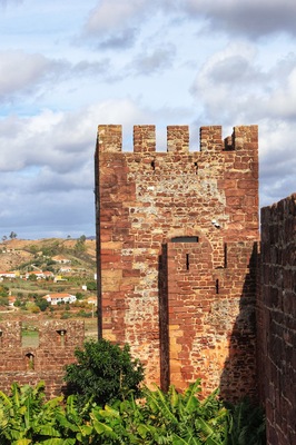 Silves Castle is one of the best preserved Moorish fortifications in Portugal.
Although it's not one of the most spectacular castles you'll ever visit, or is it blessed with the most scenic backdrop, it makes for quite an interesting excursion from #Faro - especially if the sun is shining ☀️