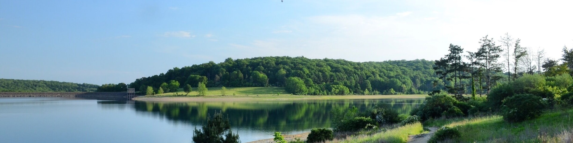 South parking lot has great trails to walk. Plenty of open areas and great views. You can skip rocks, take photos or just enjoy the sights.