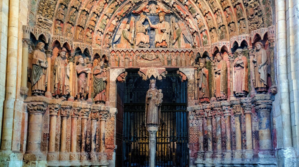 La Portada de la Majestad, tardorrománica y gótica (siglos XIII y XIV) conserva una gran parte de su policromía original.