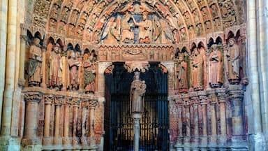 La Portada de la Majestad, tardorrománica y gótica (siglos XIII y XIV) conserva una gran parte de su policromía original.