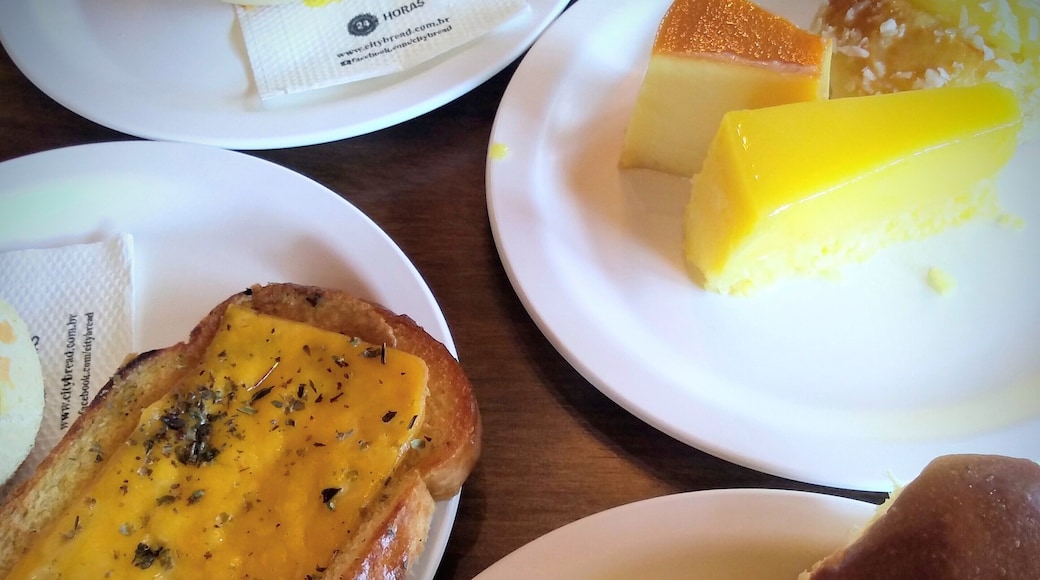 Fantastic sweet and savoury breakfast we've had in Guarulhos!
The staff is lovely and the fresh juices are superb!
Plus, I experienced a taste of coconut that I last felt in Brazil 9 years ago. It made me happy. :-)
#delicious #GoodEats #LikeALocal