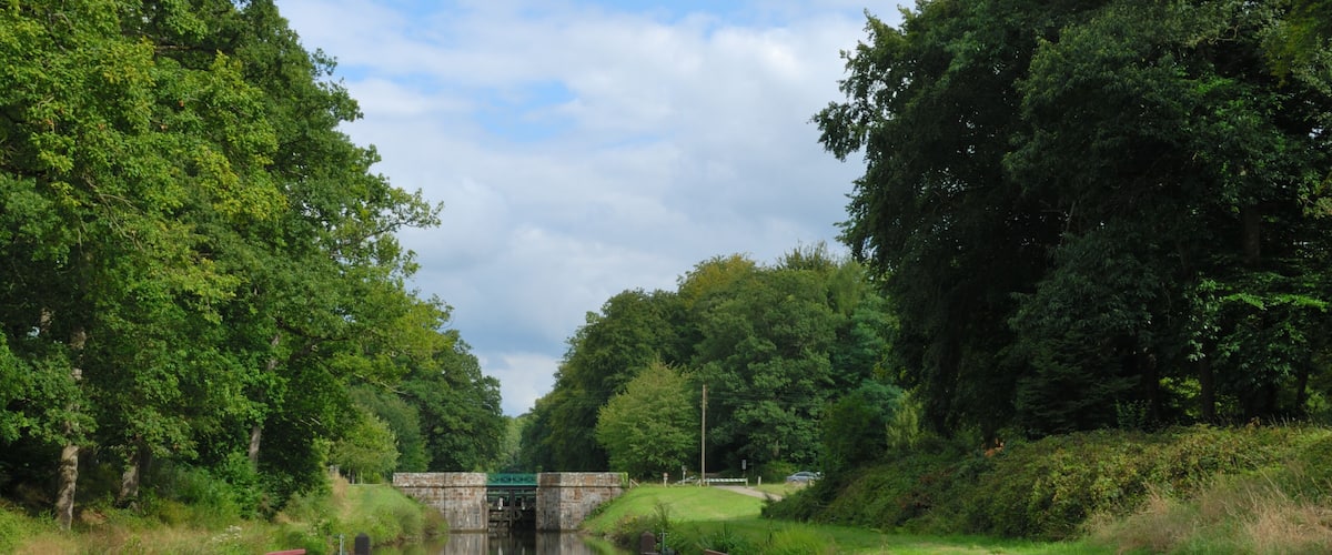 Ecluse à Hédé-Bazouges sur le canal d’Ille-et-Rance en Bretagne, France – Lock on Ille-et-Rance Canal in Hédé-Bazouges, Brittany, France