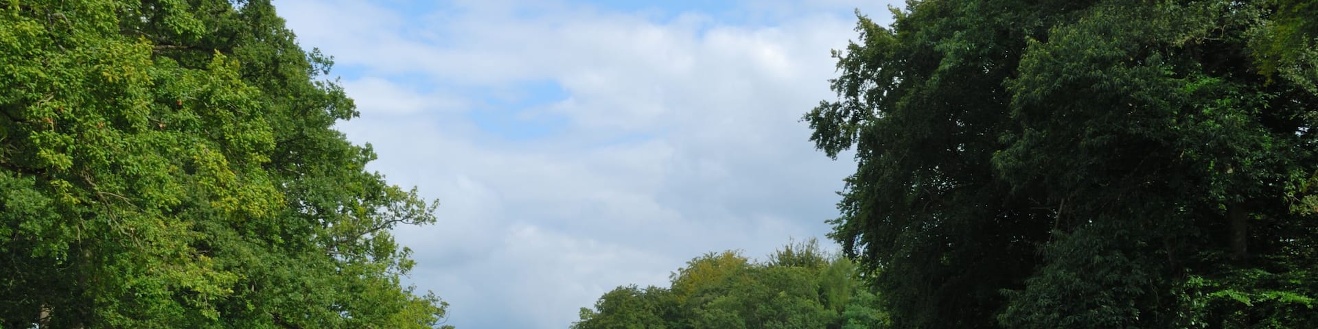 Ecluse à Hédé-Bazouges sur le canal d’Ille-et-Rance en Bretagne, France – Lock on Ille-et-Rance Canal in Hédé-Bazouges, Brittany, France