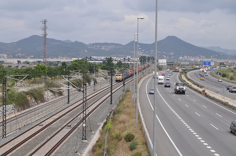 La locomotora eléctrica tandem 269.755 de Renfe Operadora con un tren de mercancías, circulando por el ramal de mercancías El Morrot-Can Tunis-Castellbisbal (línea 238 de Adif) a la altura de Cornellà de Llobregat (Baix Llobregat, Barcelona, Catalunya).