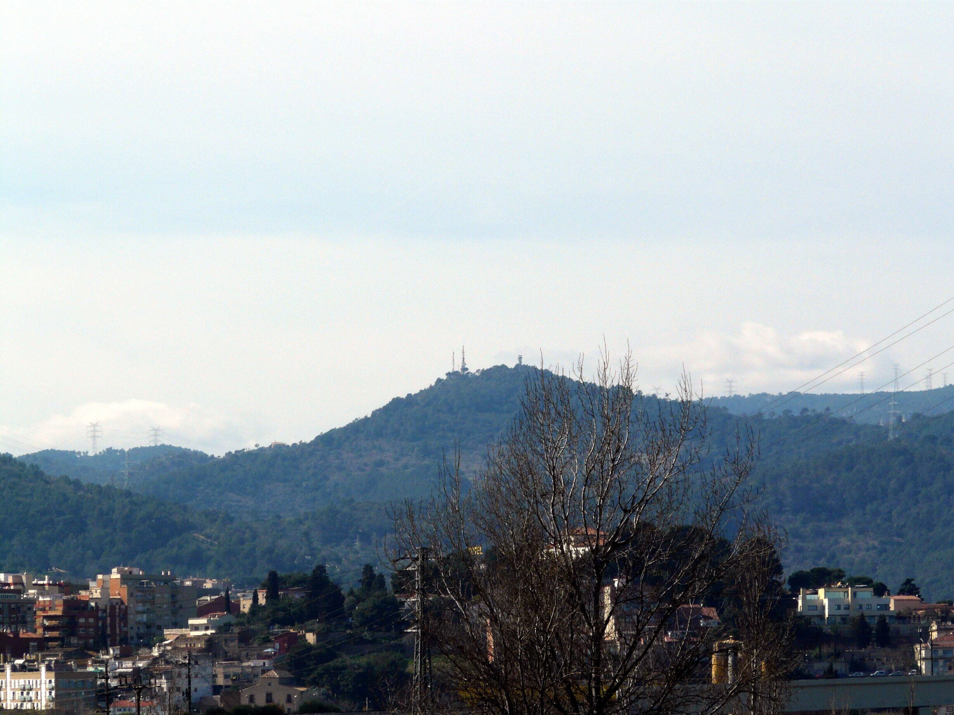 El turó del Tàbor vist des del pont de vianants sobre el Llobregat a Cornellà