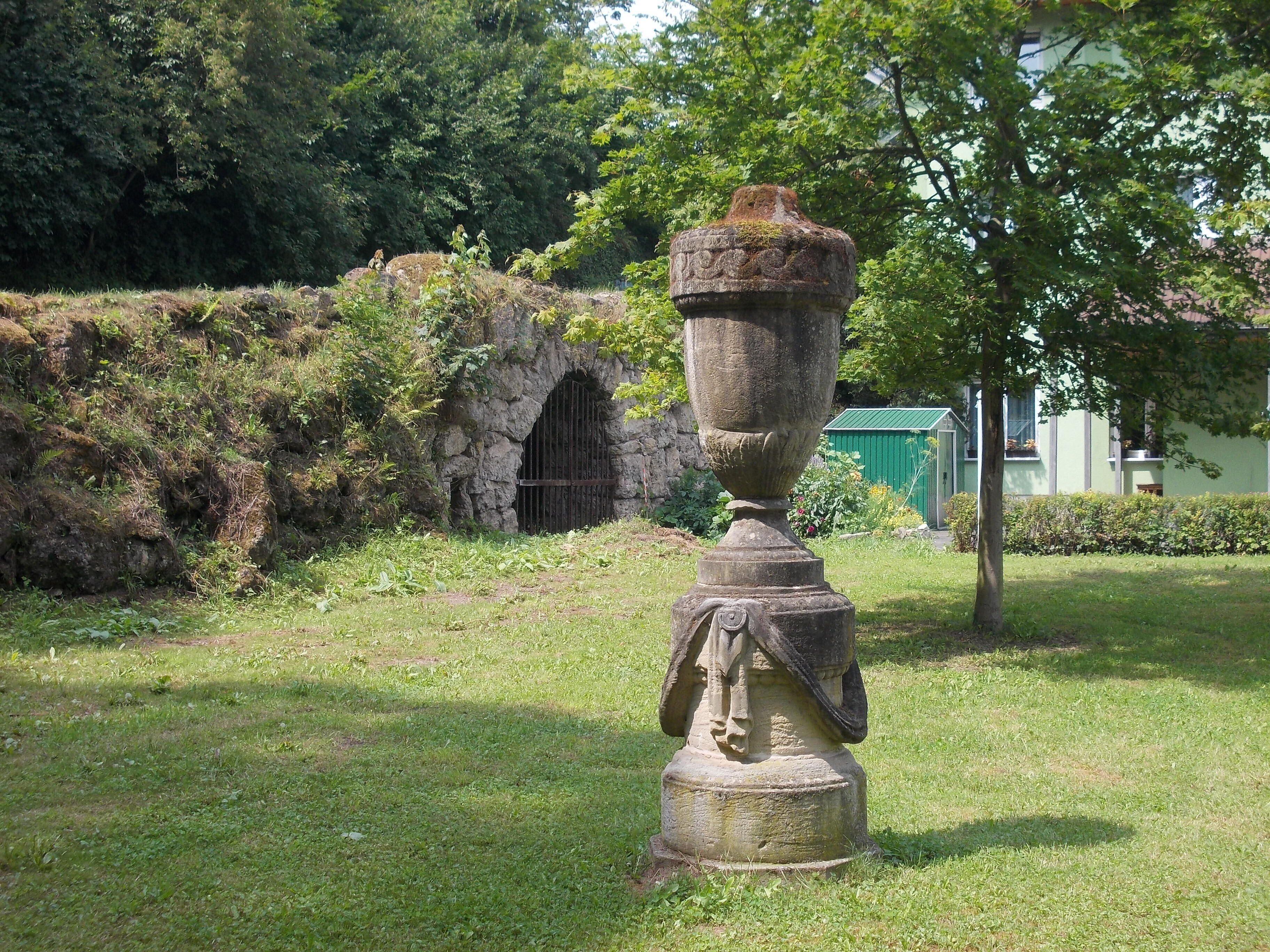 Vase in the park of Bad Köstritz (Greiz district, Thuringia)
