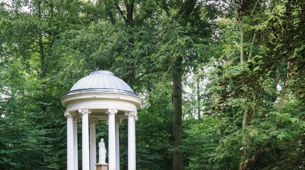Musentempel mit Demeterstatue im Schlosspark von Bad Kรถstritz