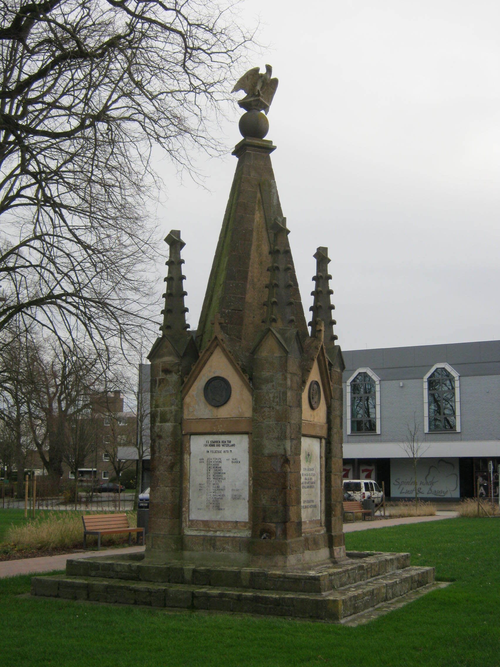 Das Kriegerdenkmal auf dem Alten Markt in Rahden aus nordwestlicher Richtung.