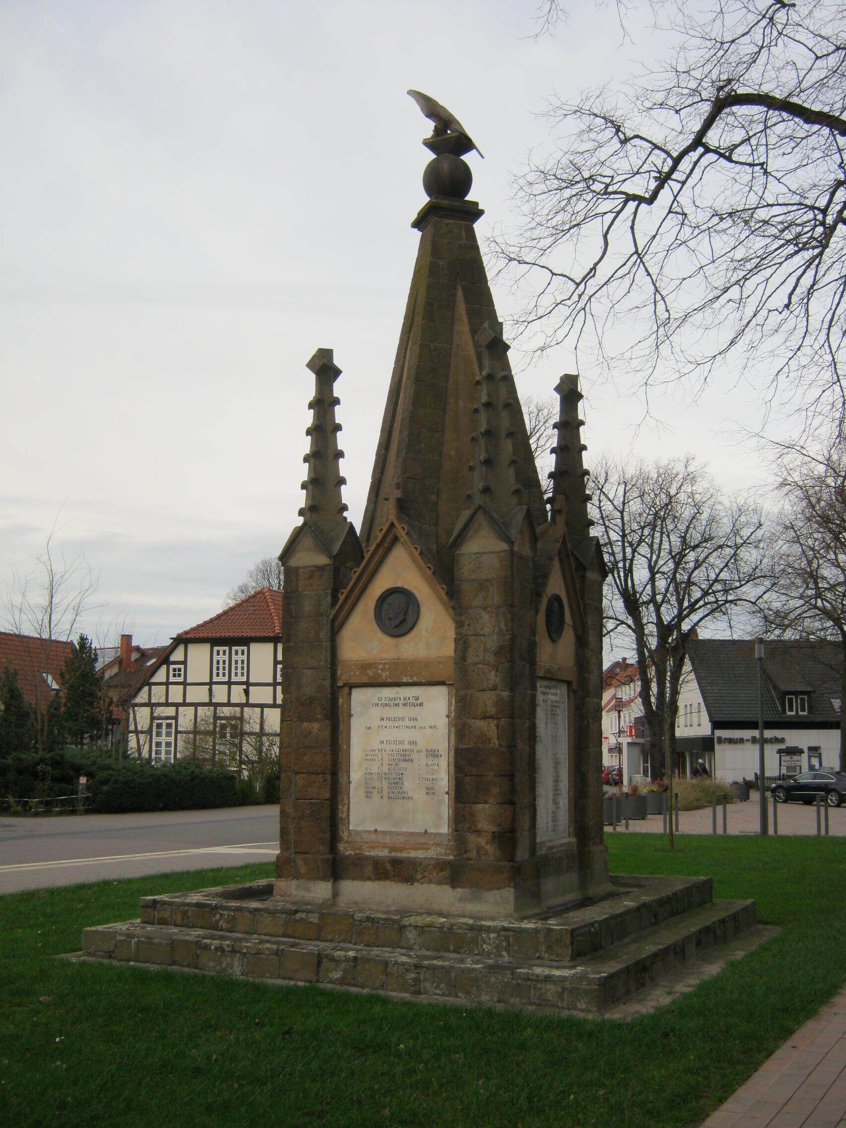 Das Kriegerdenkmal auf dem Alten Markt in Rahden aus südöstlicher Richtung.