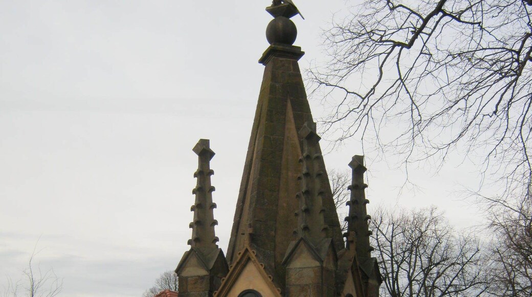 Das Kriegerdenkmal auf dem Alten Markt in Rahden aus südöstlicher Richtung.