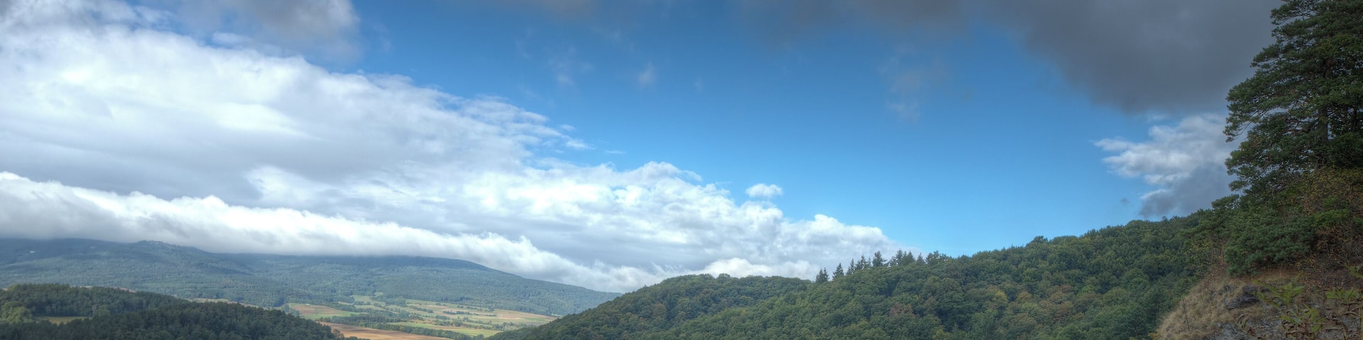 Blick vom Aussichtspunkt der Burg Bilstein im Höllental. Im unteren linken Teil des Bildes sind die LandstraĂe L3242 sowie der Waldgasthof Frau Holle zu erkennen.