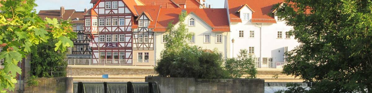 Blick über das kleine Wehr zur Straße Am Mühlgraben - Eschwege