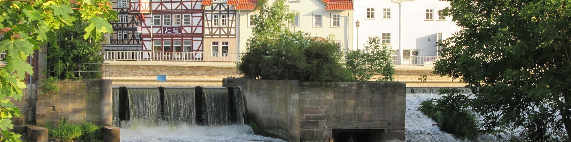 Blick ĂŒber das kleine Wehr zur StraĂe Am MĂŒhlgraben - Eschwege
