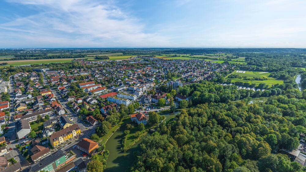 Olching im Landkreis FĂŒrstenfeldbruck in Oberbayern, Blick auf die Amperauen und die sĂŒdlichen Stadtteile