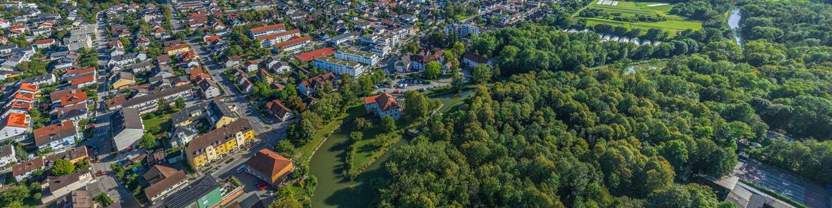 Olching im Landkreis Fürstenfeldbruck in Oberbayern, Blick auf die Amperauen und die südlichen Stadtteile