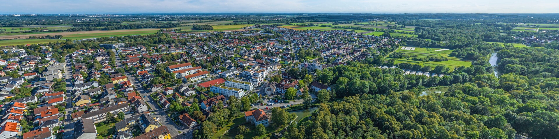 Olching im Landkreis Fürstenfeldbruck in Oberbayern, Blick auf die Amperauen und die südlichen Stadtteile