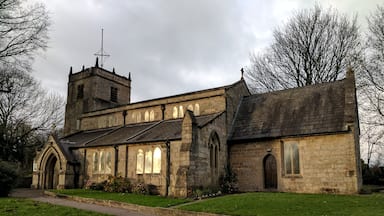 Uma igreja histórica com uma torre alta e janelas em arco.