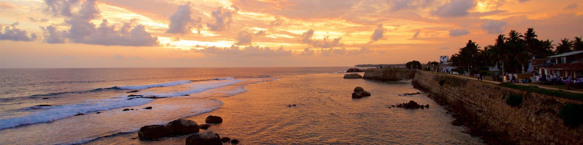 Galle montrant coucher de soleil, surf et vues littorales