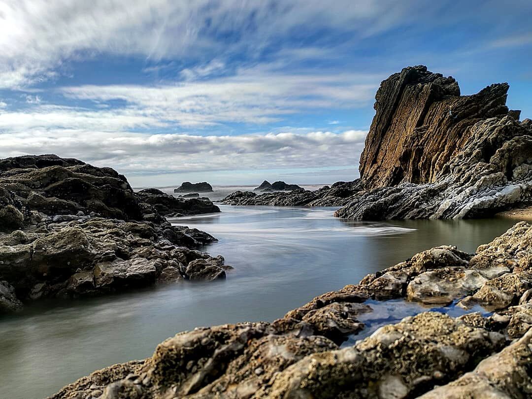 Lovely Place to seat and relax.
Located between the pine forest and the sea, São Pedro de Moel is a splendid beach sheltered by a row of houses, replete with good taste, conveying a somewhat aristocratic air. 
Ideal for enthusiasts of open air sports given its range of facilities including a beach volleyball court, quality year round surfing and all the thrills of sea and underwater fishing. 
Late on, the café terraces and an impressive sunset best characterise the elegant, cosmopolitan and lively ambience of the nightlife in São Pedro de Moel.