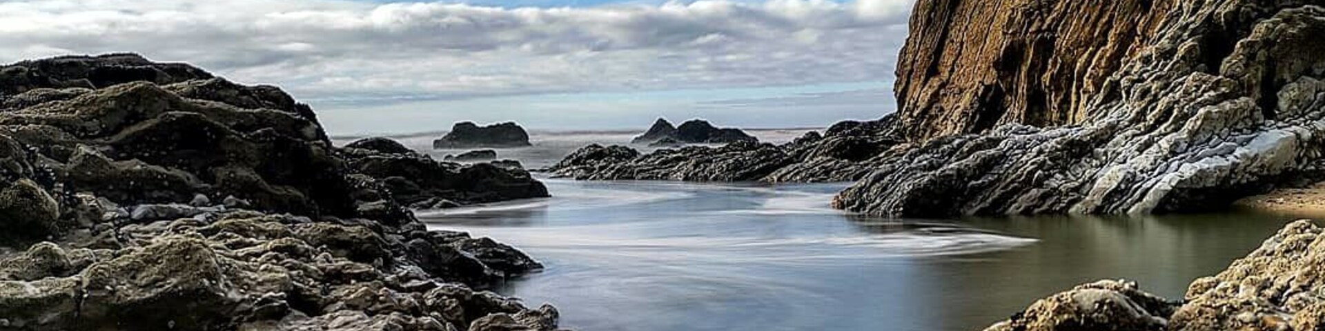 Lovely Place to seat and relax.
Located between the pine forest and the sea, São Pedro de Moel is a splendid beach sheltered by a row of houses, replete with good taste, conveying a somewhat aristocratic air.
Ideal for enthusiasts of open air sports given its range of facilities including a beach volleyball court, quality year round surfing and all the thrills of sea and underwater fishing.
Late on, the café terraces and an impressive sunset best characterise the elegant, cosmopolitan and lively ambience of the nightlife in São Pedro de Moel.